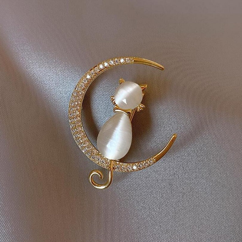 Pearl lovely cat Brooch